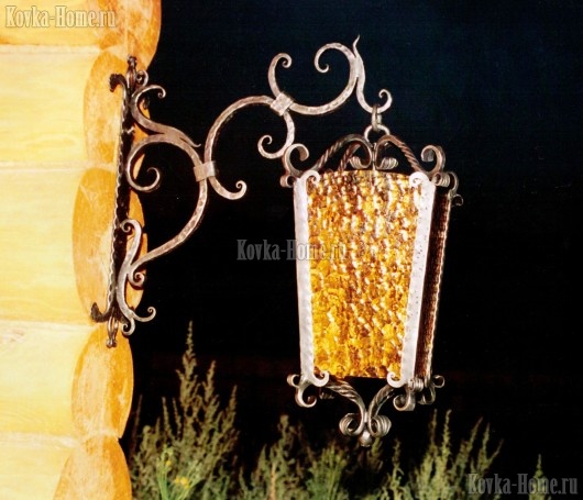 Кованый светильник с желтым стеклом фото, кованые фонари, кованые светильники
